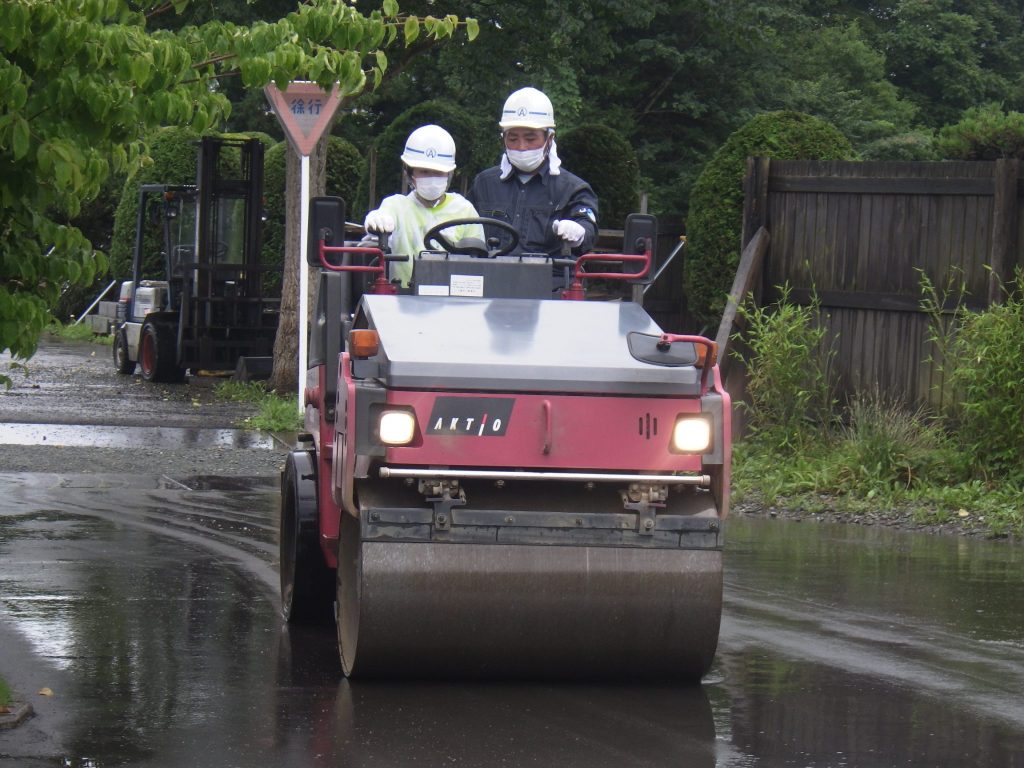 ローラーでは、実際に事務所の周りを運転してみました。出発前のクラクションも立派でした！