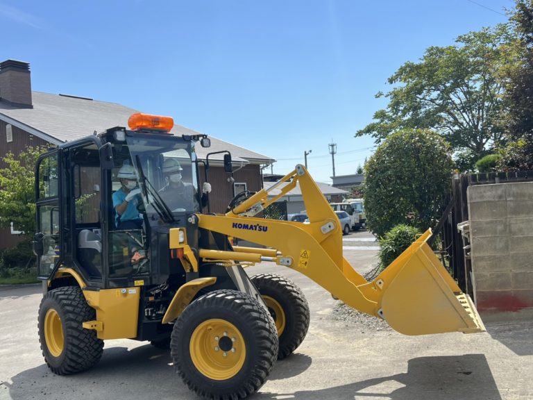 こちらも今回初登場のタイヤショベル。
砕石をすくってダンプの荷台に積み込む作業をしました。