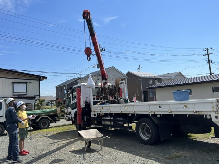 ユニック車のクレーン操作。
一輪車から荷台上のバケツへ、リモコンを操作してゆっくりと移動させました。